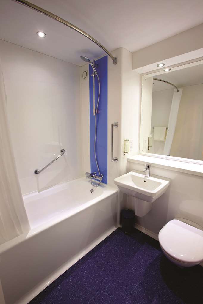 Travelodge Birmingham Kingswinford Szoba fotó